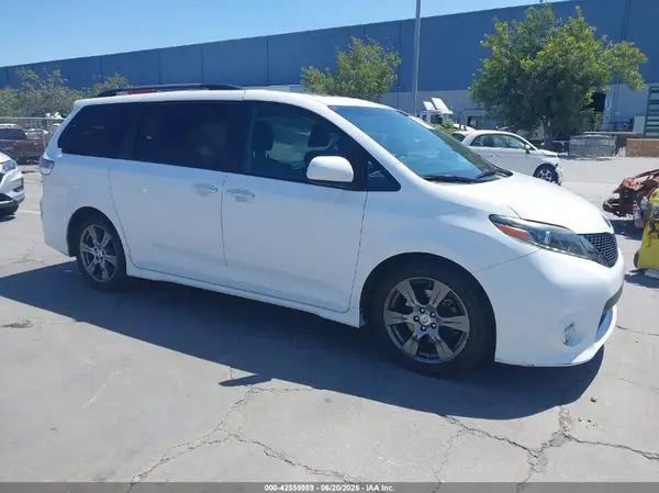 5TDXZ3DC3HS840664 2017 TOYOTA SIENNA - Image 1
