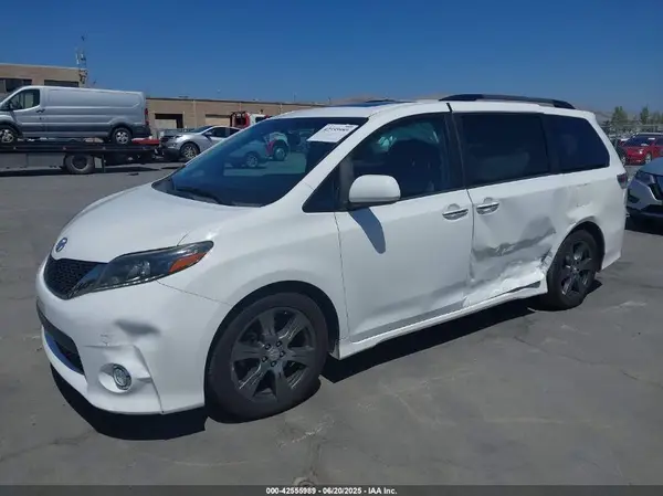 5TDXZ3DC3HS840664 2017 TOYOTA SIENNA - Image 2