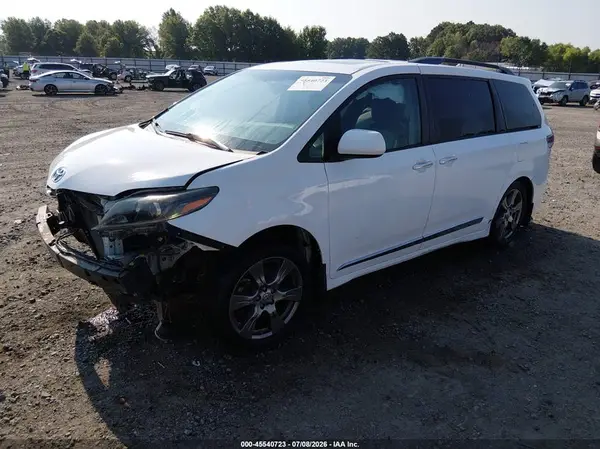 5TDXZ3DC3HS843158 2017 TOYOTA SIENNA - Image 2