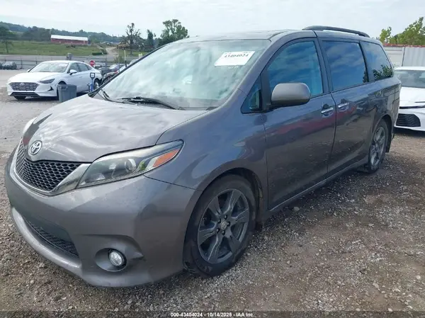 5TDXZ3DC3HS852555 2017 TOYOTA SIENNA - Image 2