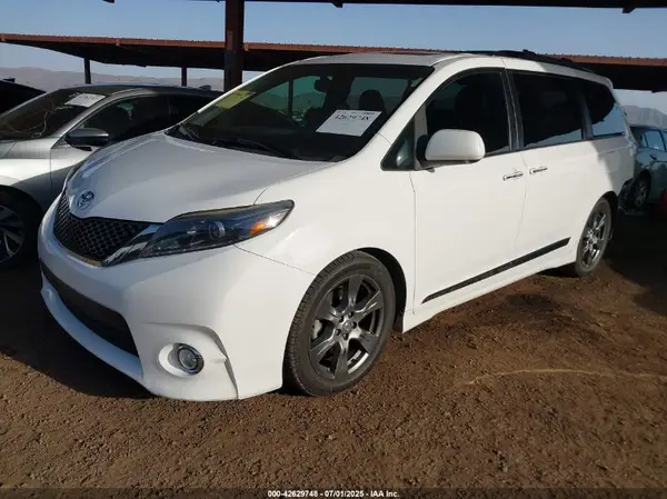 5TDXZ3DC3HS863233 2017 TOYOTA SIENNA - Image 2