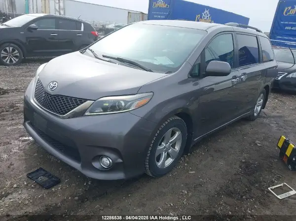 5TDXZ3DC3HS864009 2017 TOYOTA SIENNA - Image 2