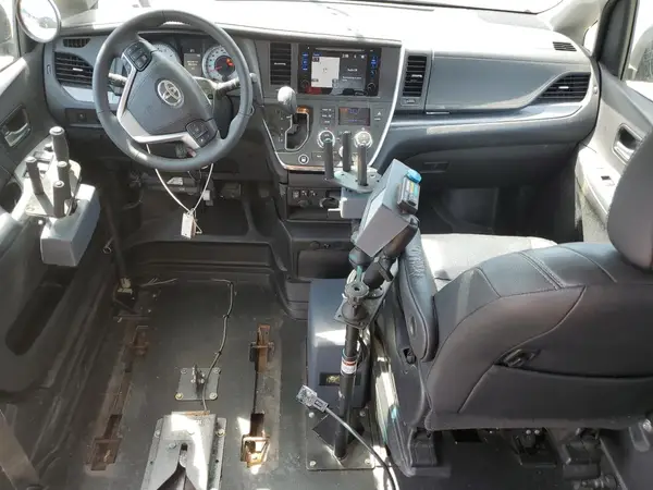 5TDXZ3DC3HS873163 2017 TOYOTA SIENNA - Image 8