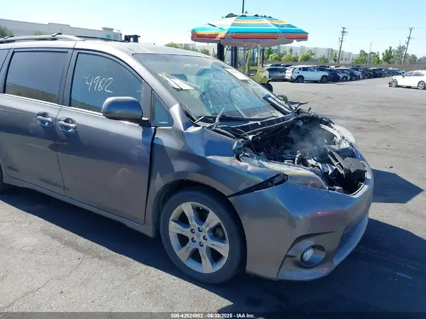 5TDXZ3DC3HS878945 2017 TOYOTA SIENNA - Image 1