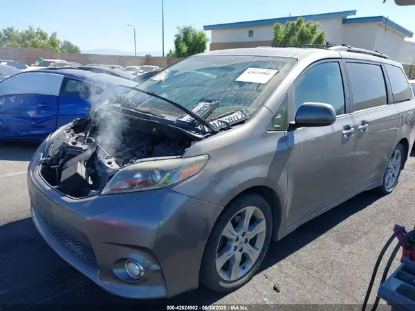5TDXZ3DC3HS878945 2017 TOYOTA SIENNA - Image 2