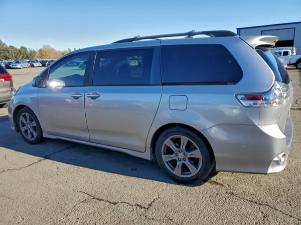5TDXZ3DC3HS893493 2017 TOYOTA SIENNA - Image 2
