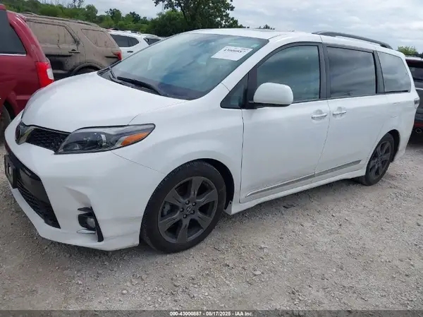 5TDXZ3DC3JS901663 2018 TOYOTA SIENNA - Image 2