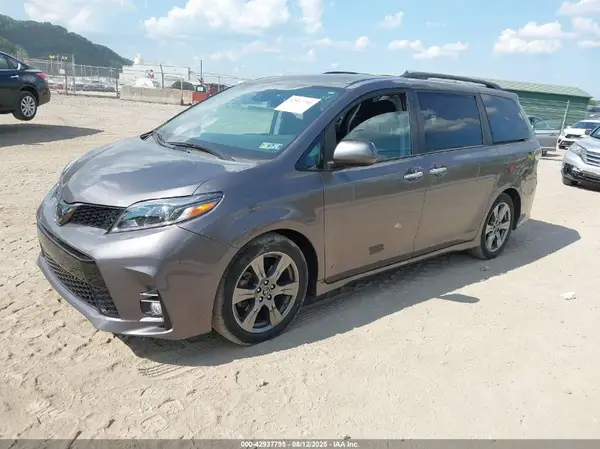 5TDXZ3DC3JS914963 2018 TOYOTA SIENNA - Image 2