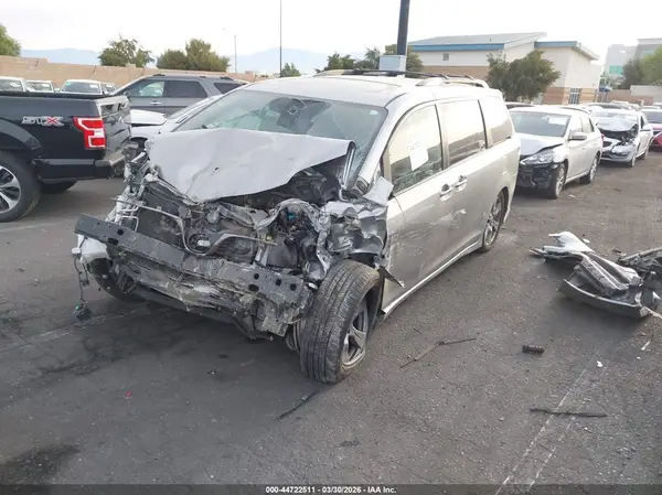 5TDXZ3DC3JS920522 2018 TOYOTA SIENNA - Image 2