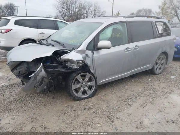 5TDXZ3DC3JS926031 2018 TOYOTA SIENNA - Image 2