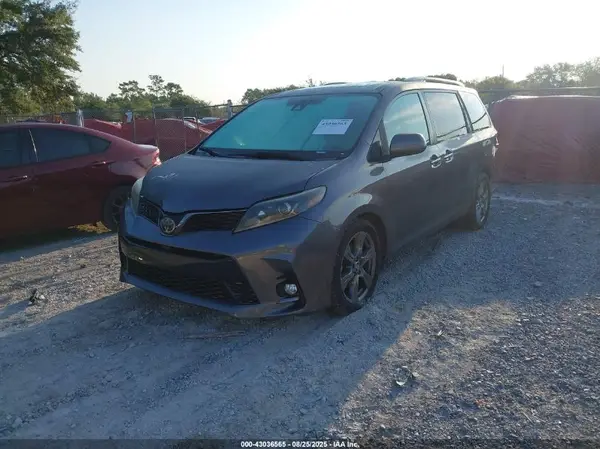 5TDXZ3DC3JS934940 2018 TOYOTA SIENNA - Image 2