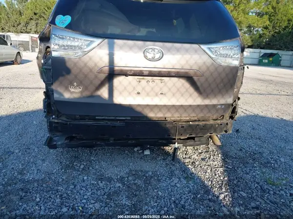 2018 TOYOTA SIENNA auction photo 6