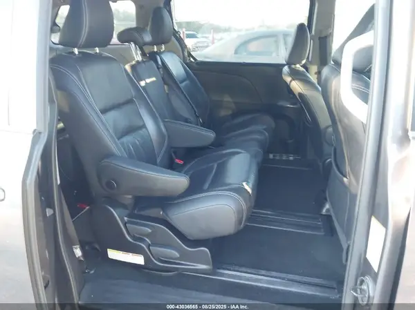 5TDXZ3DC3JS934940 2018 TOYOTA SIENNA - Image 8