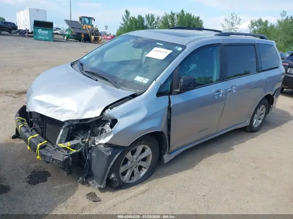 5TDXZ3DC3JS938129 2018 TOYOTA SIENNA - Image 2