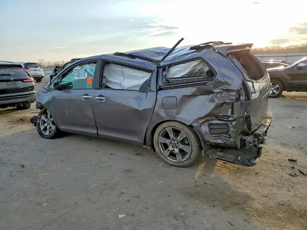 5TDXZ3DC3JS952189 2018 TOYOTA SIENNA - Image 2