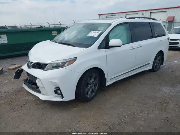 5TDXZ3DC3JS959143 2018 TOYOTA SIENNA - Image 2