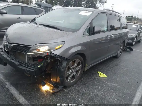 5TDXZ3DC3LS048216 2020 TOYOTA SIENNA - Image 2
