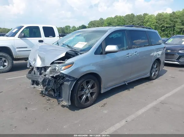 5TDXZ3DC4HS768227 2017 TOYOTA SIENNA - Image 2