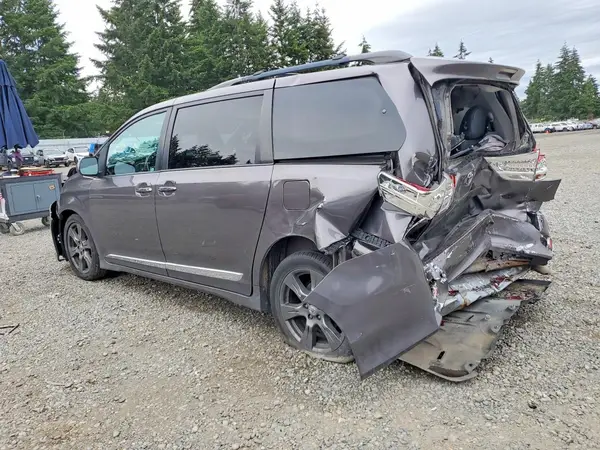 5TDXZ3DC4HS779261 2017 TOYOTA SIENNA - Image 2