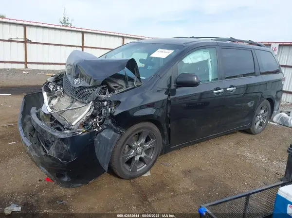 5TDXZ3DC4HS782693 2017 TOYOTA SIENNA - Image 2