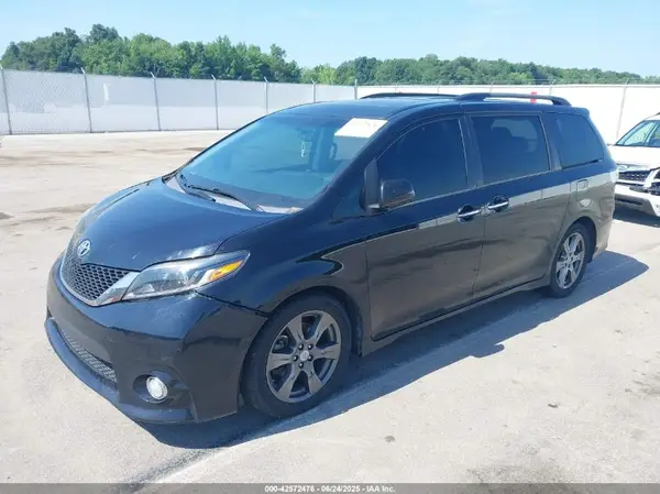 5TDXZ3DC4HS783181 2017 TOYOTA SIENNA - Image 2