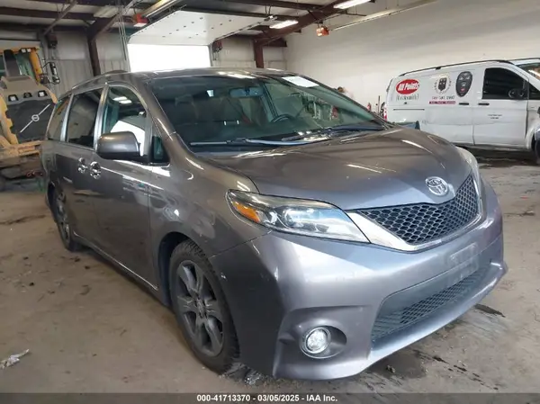 5TDXZ3DC4HS783830 2017 TOYOTA SIENNA - Image 1