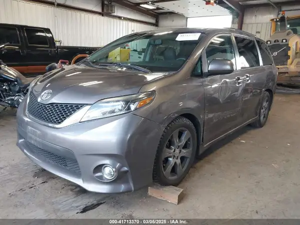 5TDXZ3DC4HS783830 2017 TOYOTA SIENNA - Image 2