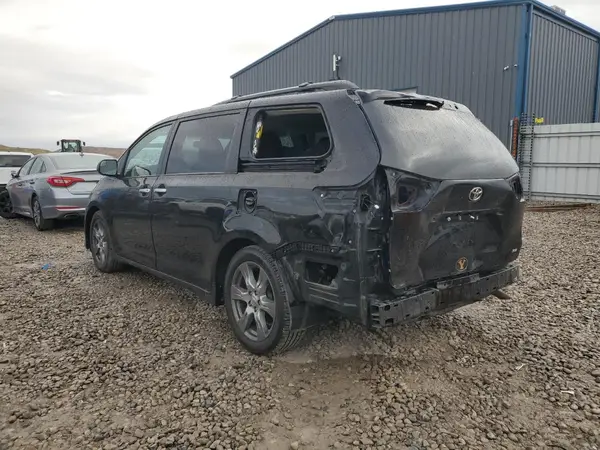 5TDXZ3DC4HS796075 2017 TOYOTA SIENNA - Image 2