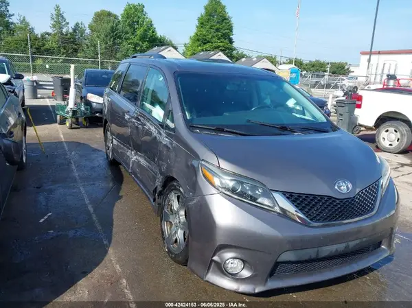 5TDXZ3DC4HS799333 2017 TOYOTA SIENNA - Image 1