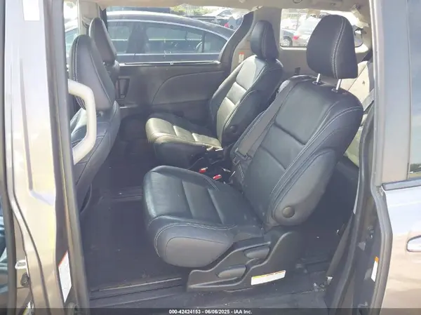 5TDXZ3DC4HS799333 2017 TOYOTA SIENNA - Image 8