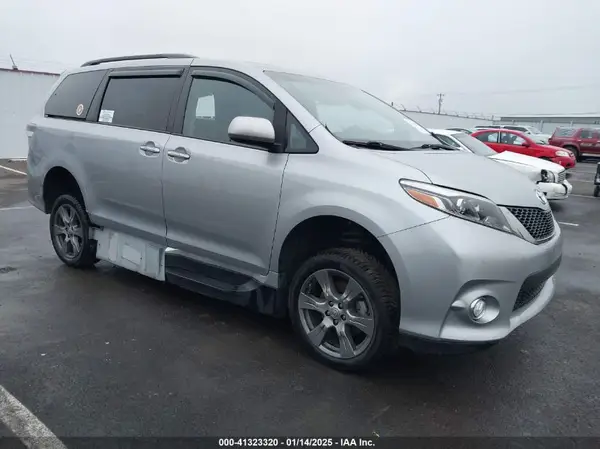 5TDXZ3DC4HS806247 2017 TOYOTA SIENNA - Image 1