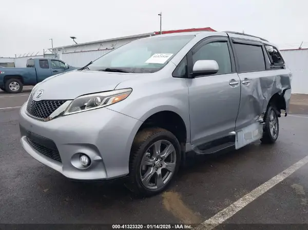 5TDXZ3DC4HS806247 2017 TOYOTA SIENNA - Image 2