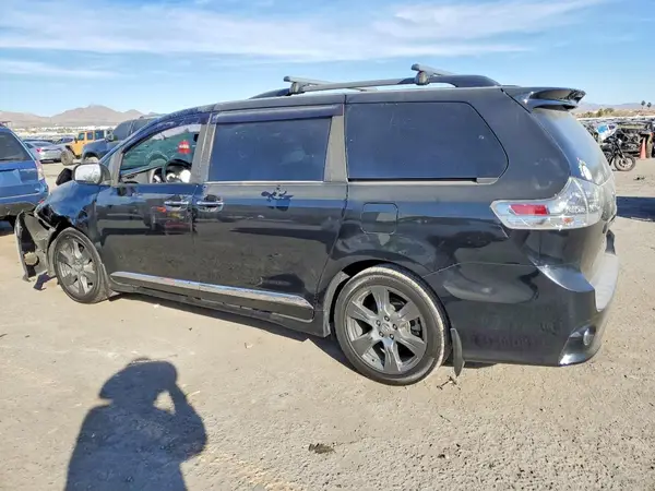 5TDXZ3DC4HS829267 2017 TOYOTA SIENNA - Image 2