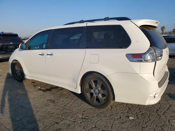 5TDXZ3DC4HS837904 2017 TOYOTA SIENNA - Image 2