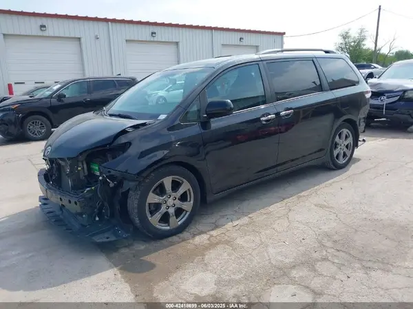 5TDXZ3DC4HS840494 2017 TOYOTA SIENNA - Image 2