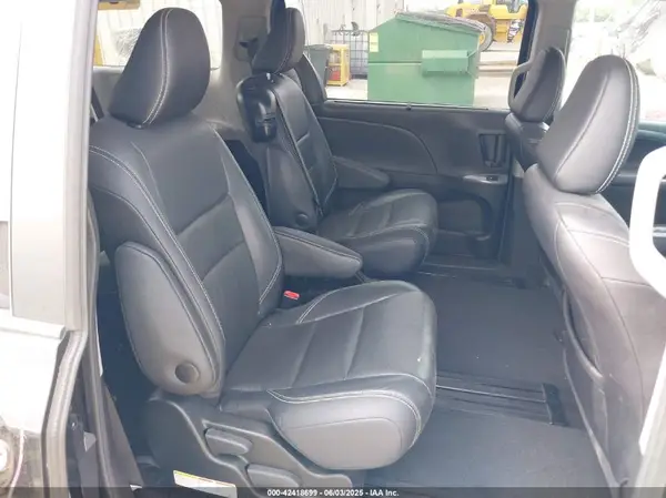 5TDXZ3DC4HS840494 2017 TOYOTA SIENNA - Image 8