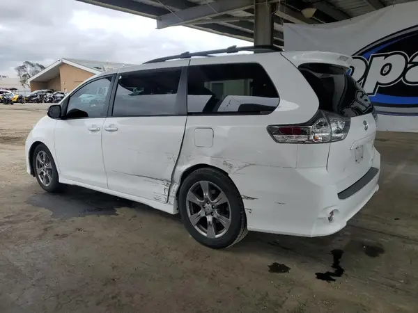 5TDXZ3DC4HS854623 2017 TOYOTA SIENNA - Image 2