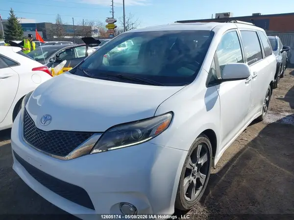 5TDXZ3DC4HS863385 2017 TOYOTA SIENNA - Image 2