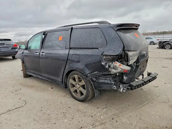 5TDXZ3DC4HS869011 2017 TOYOTA SIENNA - Image 2