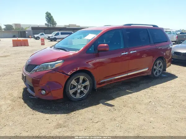 5TDXZ3DC4HS878727 2017 TOYOTA SIENNA - Image 2