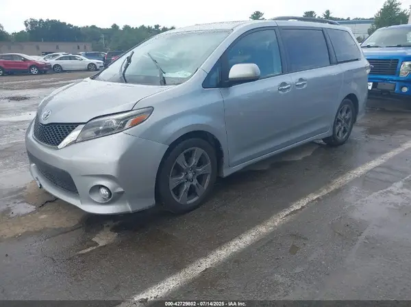 5TDXZ3DC4HS880185 2017 TOYOTA SIENNA - Image 2