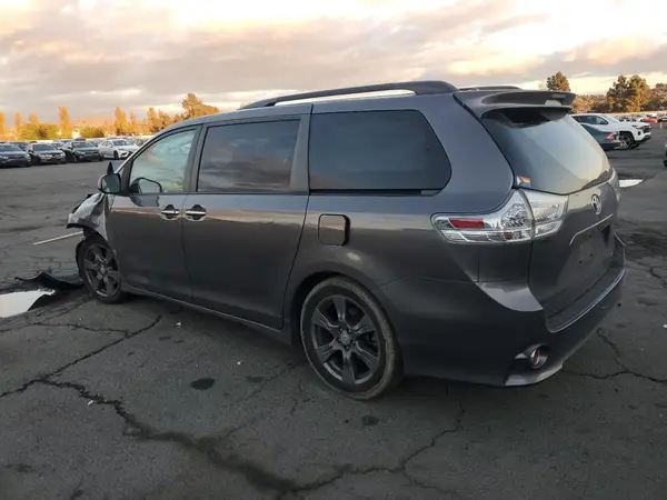 5TDXZ3DC4HS882793 2017 TOYOTA SIENNA - Image 2