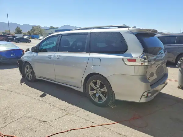 5TDXZ3DC4JS907049 2018 TOYOTA SIENNA - Image 2