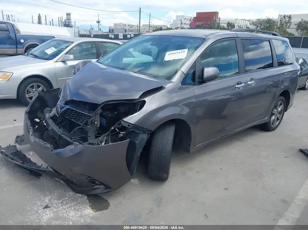 5TDXZ3DC4JS907830 2018 TOYOTA SIENNA - Image 2