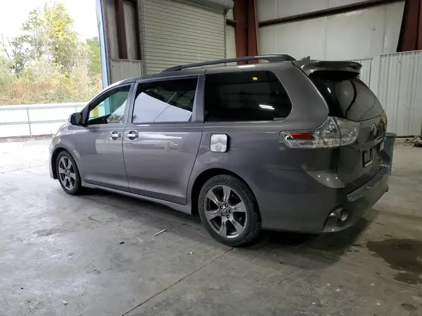 5TDXZ3DC4JS909884 2018 TOYOTA SIENNA - Image 2