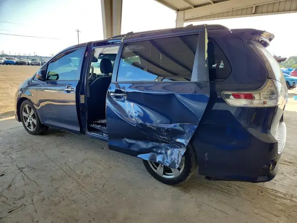 5TDXZ3DC4JS911585 2018 TOYOTA SIENNA - Image 2