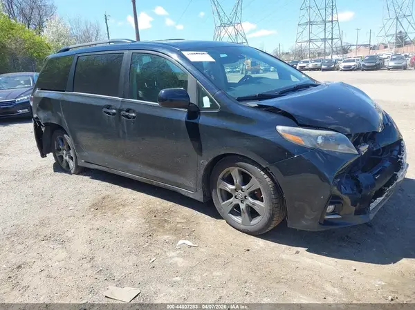 5TDXZ3DC4JS911957 2018 TOYOTA SIENNA - Image 1