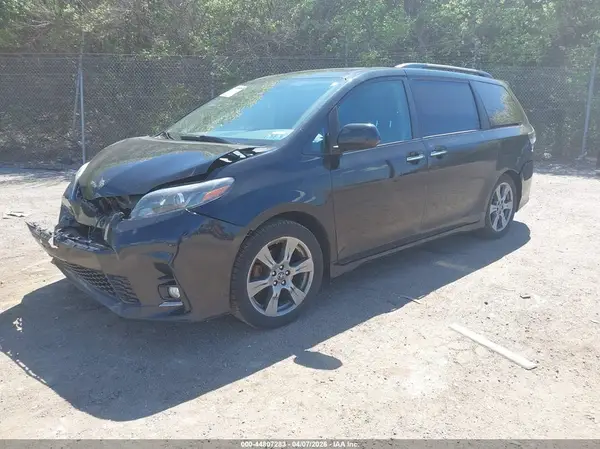 5TDXZ3DC4JS911957 2018 TOYOTA SIENNA - Image 2