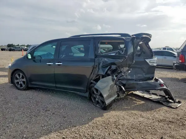 5TDXZ3DC4JS916138 2018 TOYOTA SIENNA - Image 2