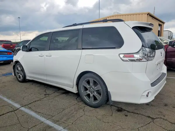 5TDXZ3DC4JS933683 2018 TOYOTA SIENNA - Image 2